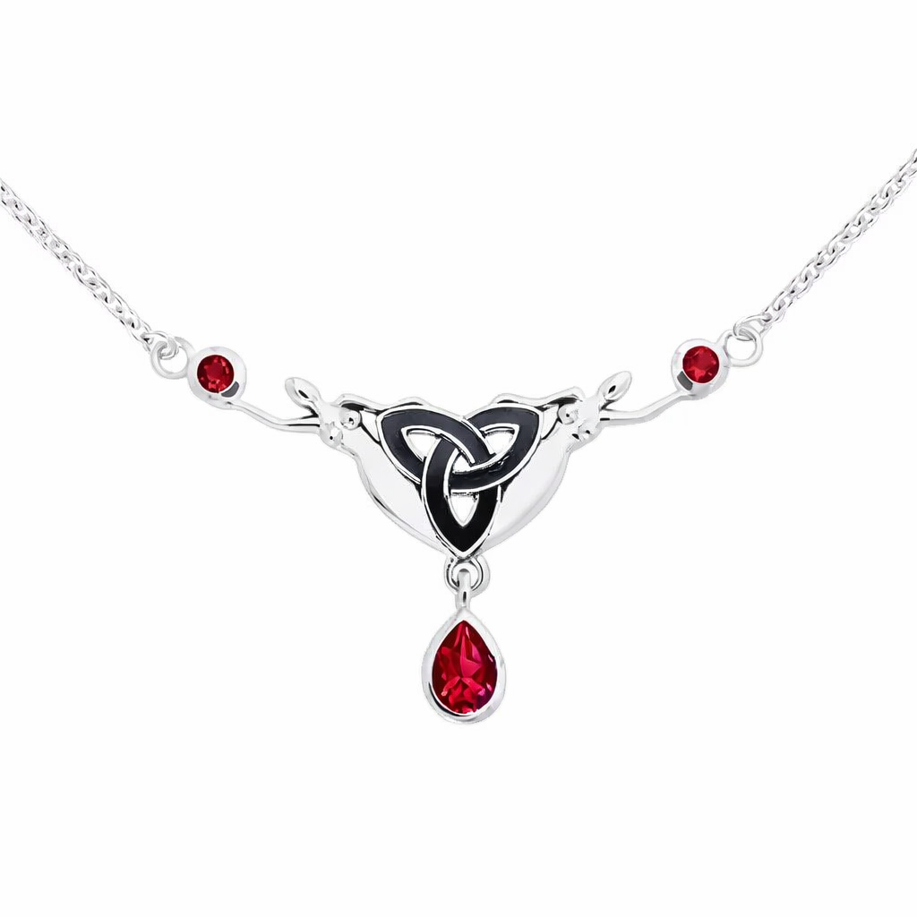 Halskæde Med Triquetra   Treenighedssymbolet Og Rubin fra Smykker I Rød »